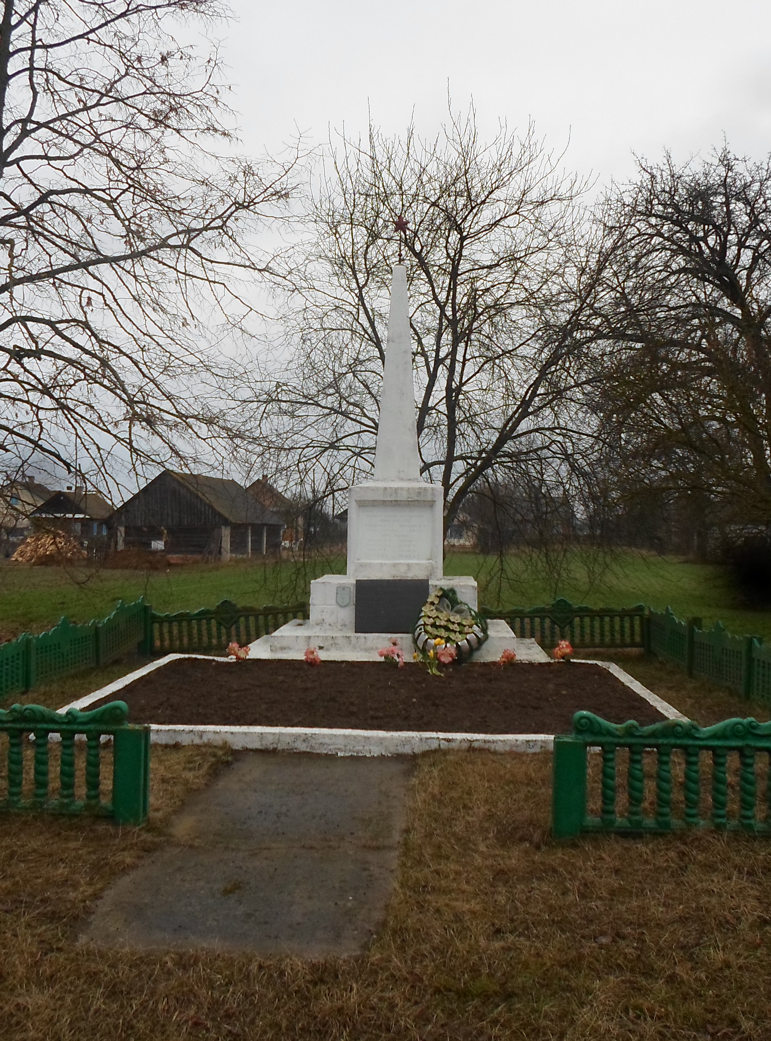 Братская могила Партизан и жертв фашизма, расположенная в д. Вартыцк, Ивановский район, Брестская область