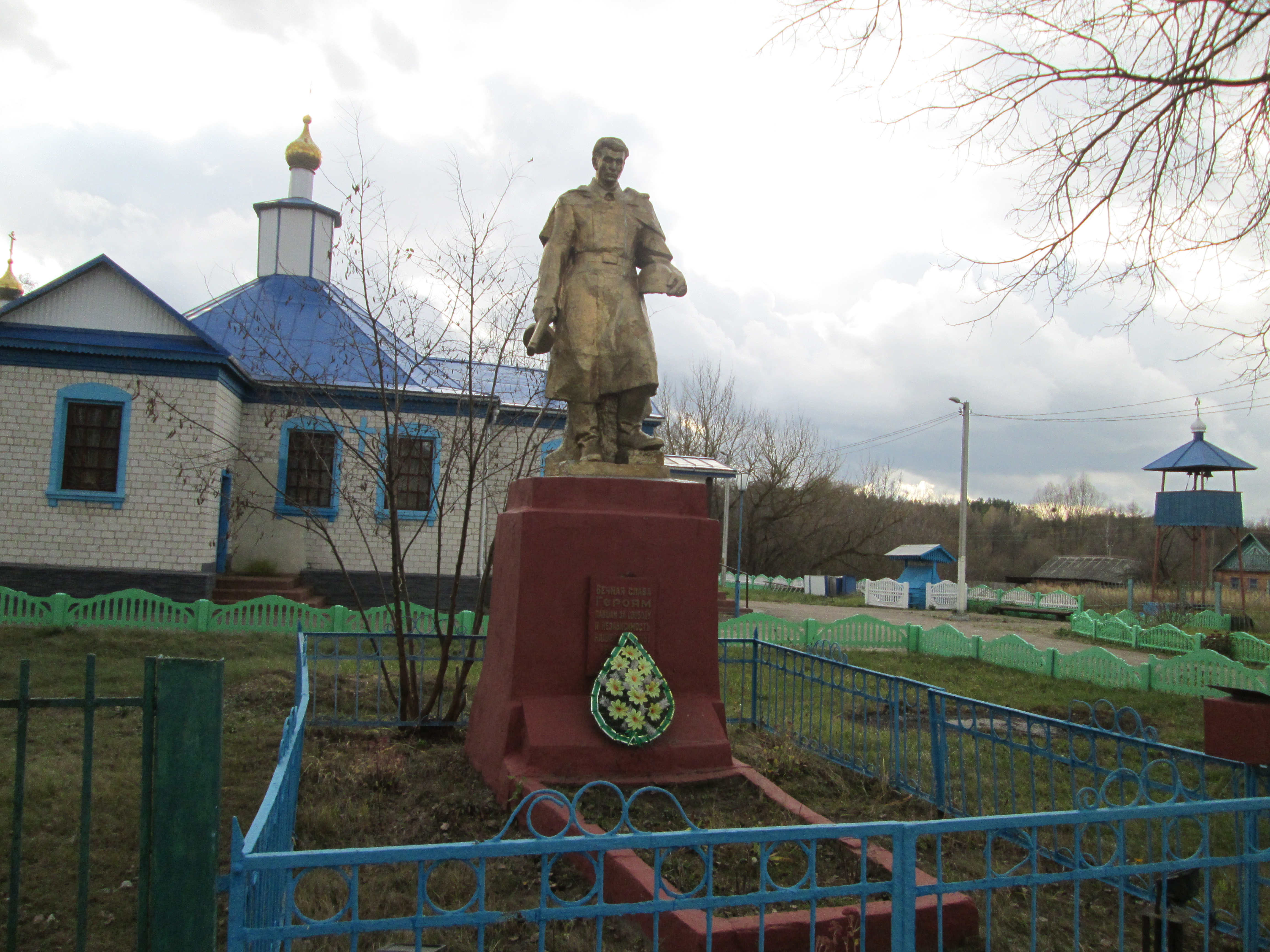 Братская могила "Слава героям", расположенная в д. Нивки, Добрушский район, Гомельская область