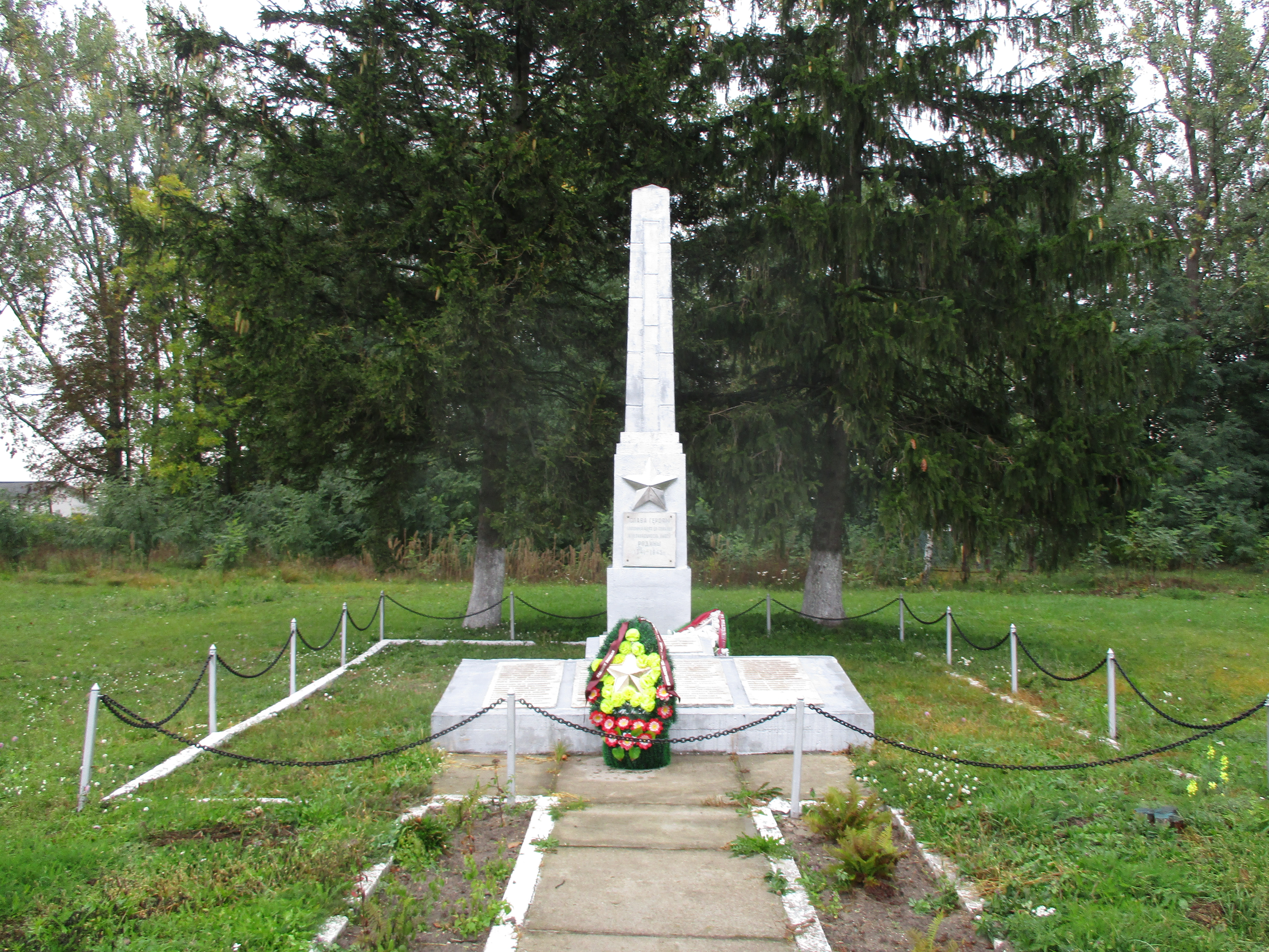 Памятник Павшим воинам и землякам, расположенная в д.Слонимцы, Пружанский район, Брестская область