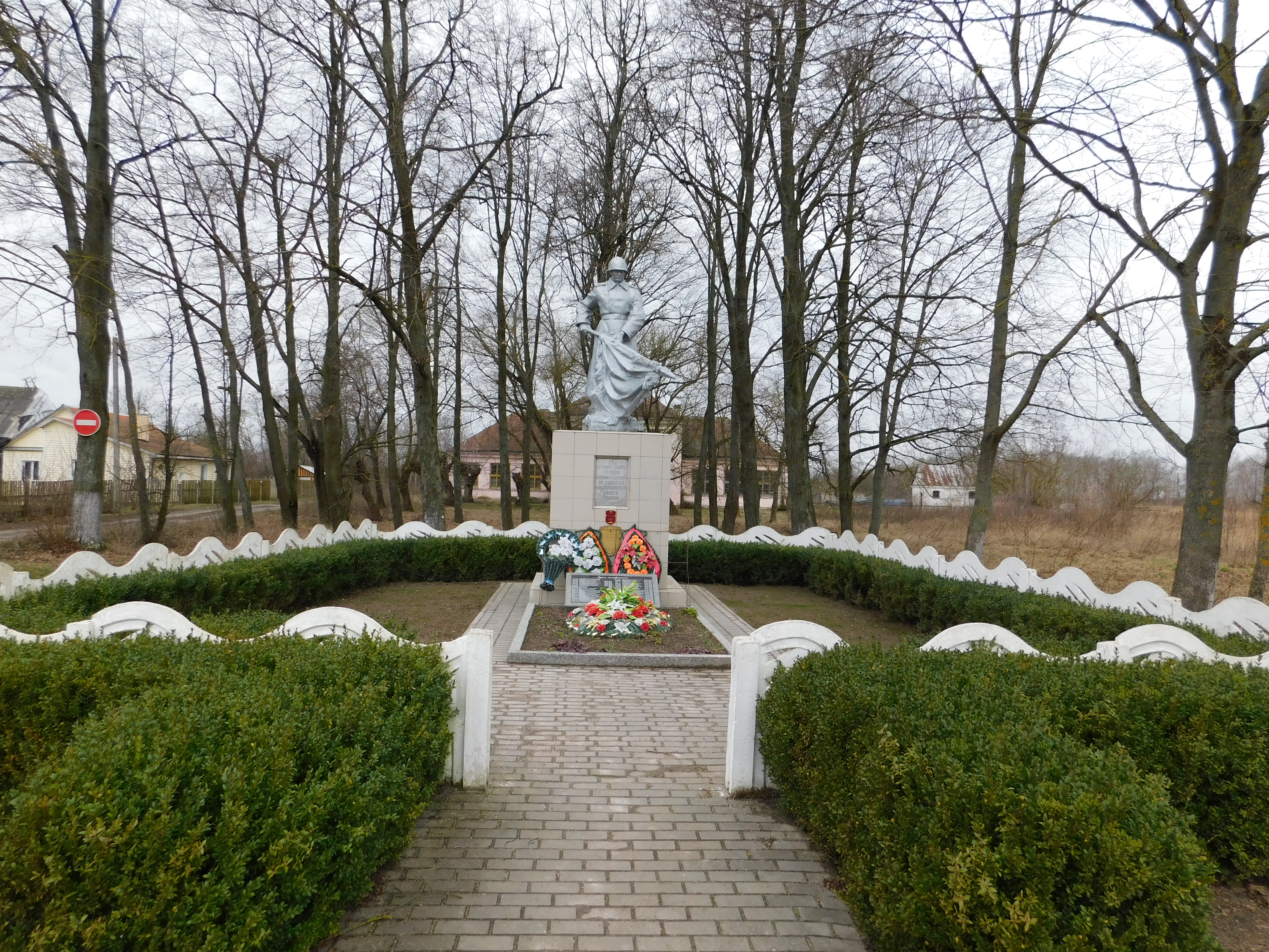 Братская могила Советских воинов и партизан, расположенная в аг. Первомайская, Березовский район, Брестская область