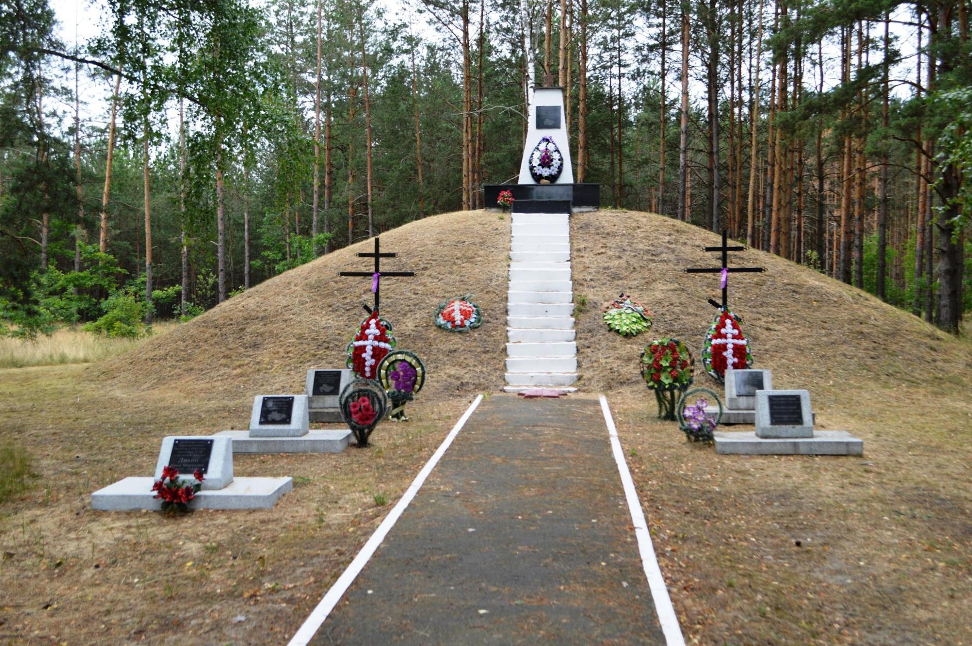 Братская могила, расположенная в аг. Хотислав, Малоритский район, Брестская область