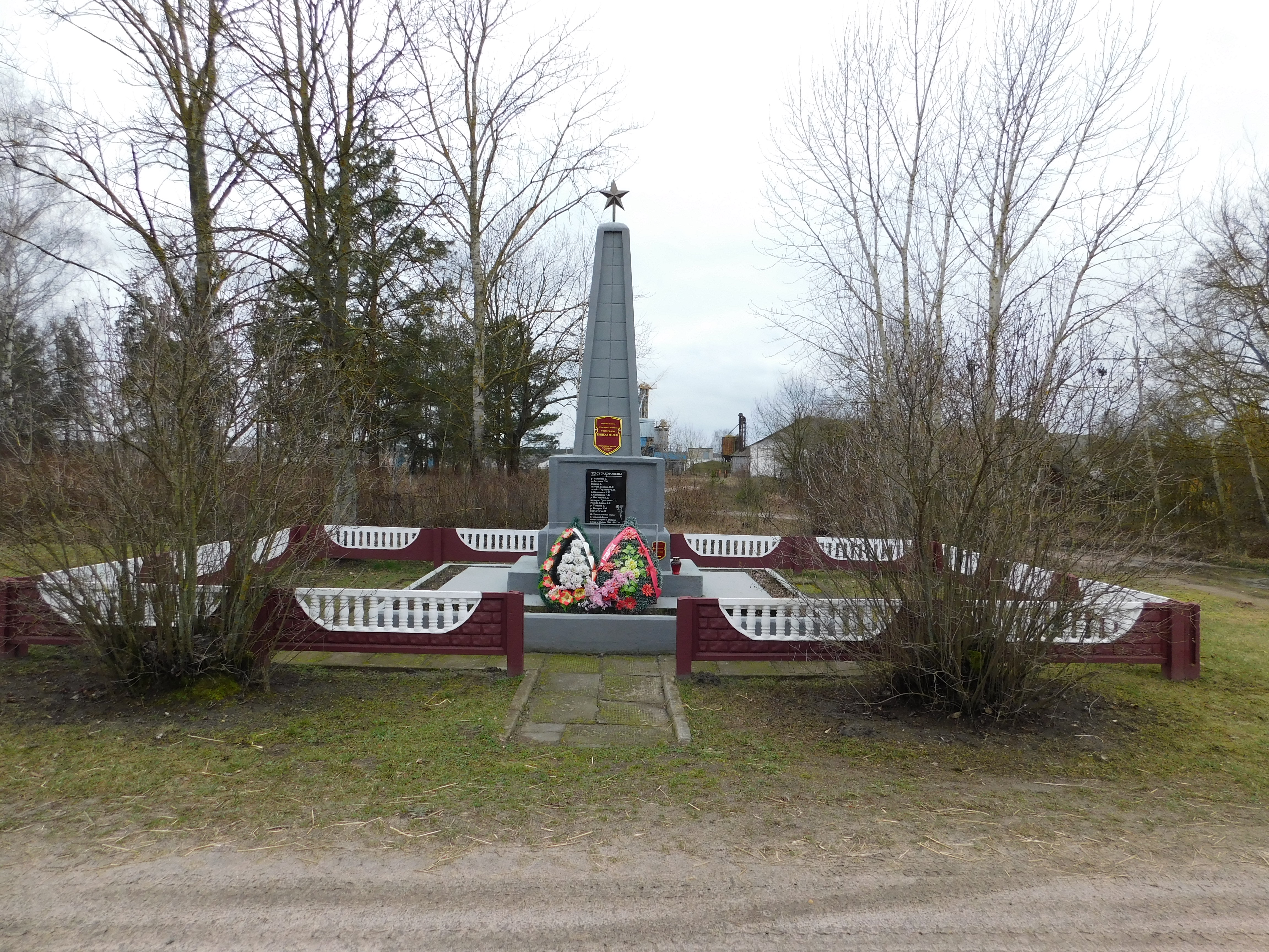 Братская могила Советских воинов и партизан, расположенная в аг. Подкраичи, Березовский район, Брестская область