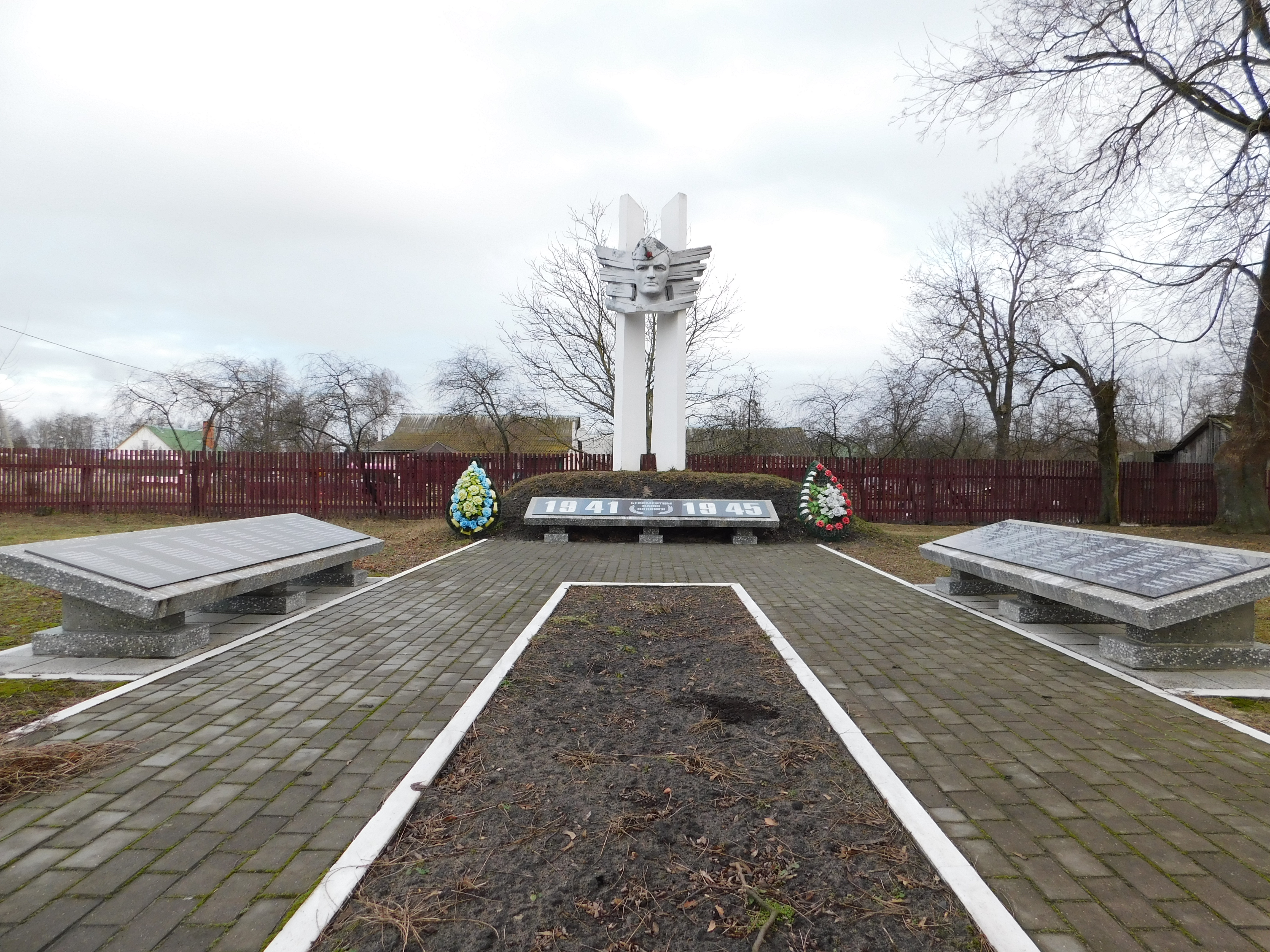 Памятник Землякам, расположенная в аг. Междулесье, Березовский район, Брестская область