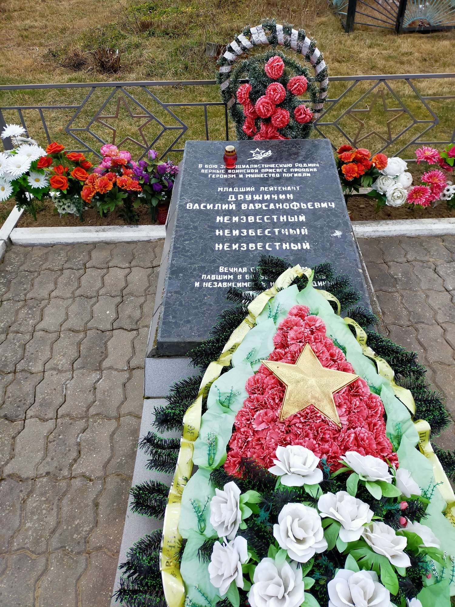 Братская могила № 420, расположенная в д. Севрюки, Барановичский район, Брестская область