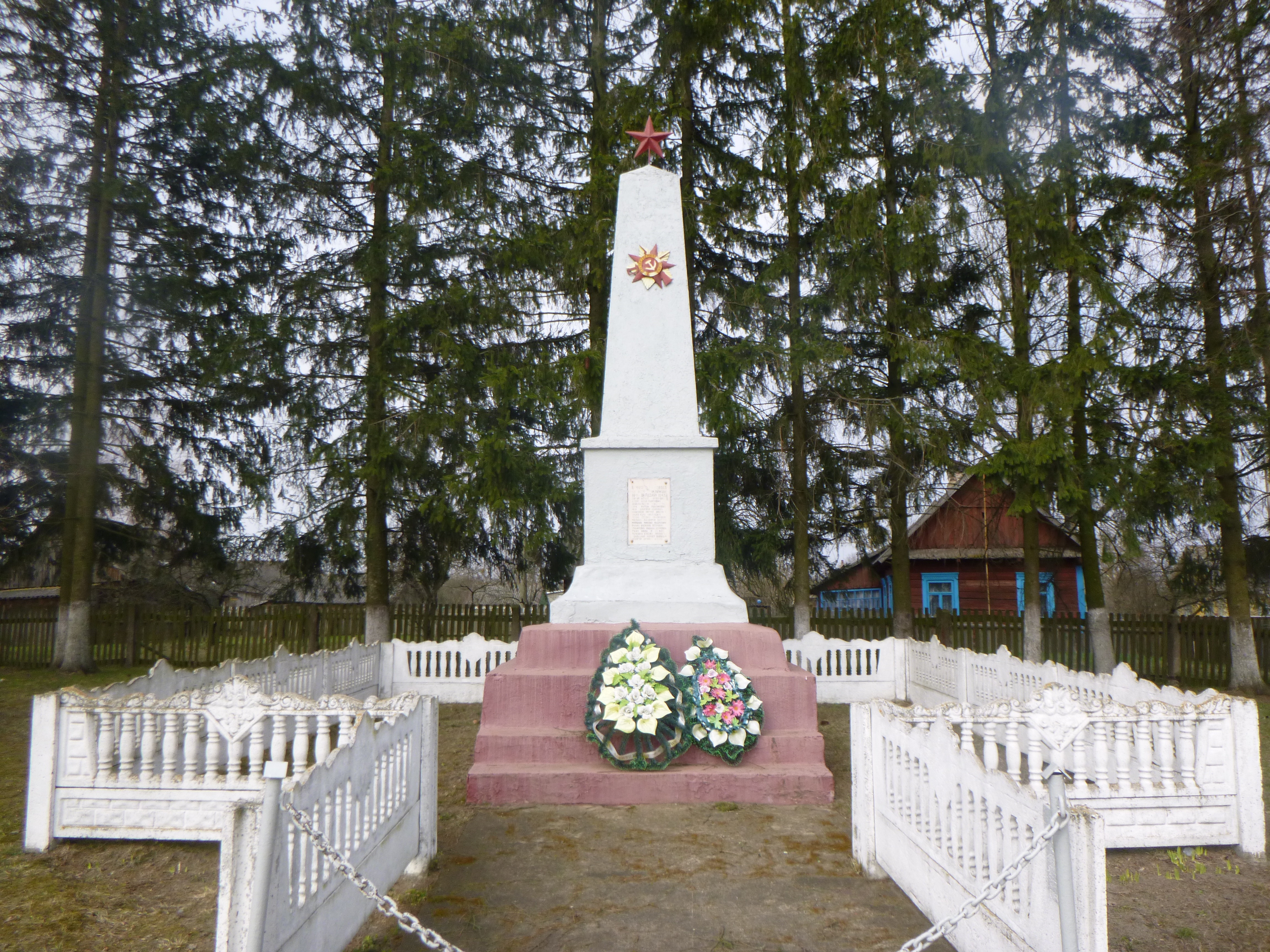 Памятник Землякам, расположенная в д. Чемерин, Пинский район, Брестская область