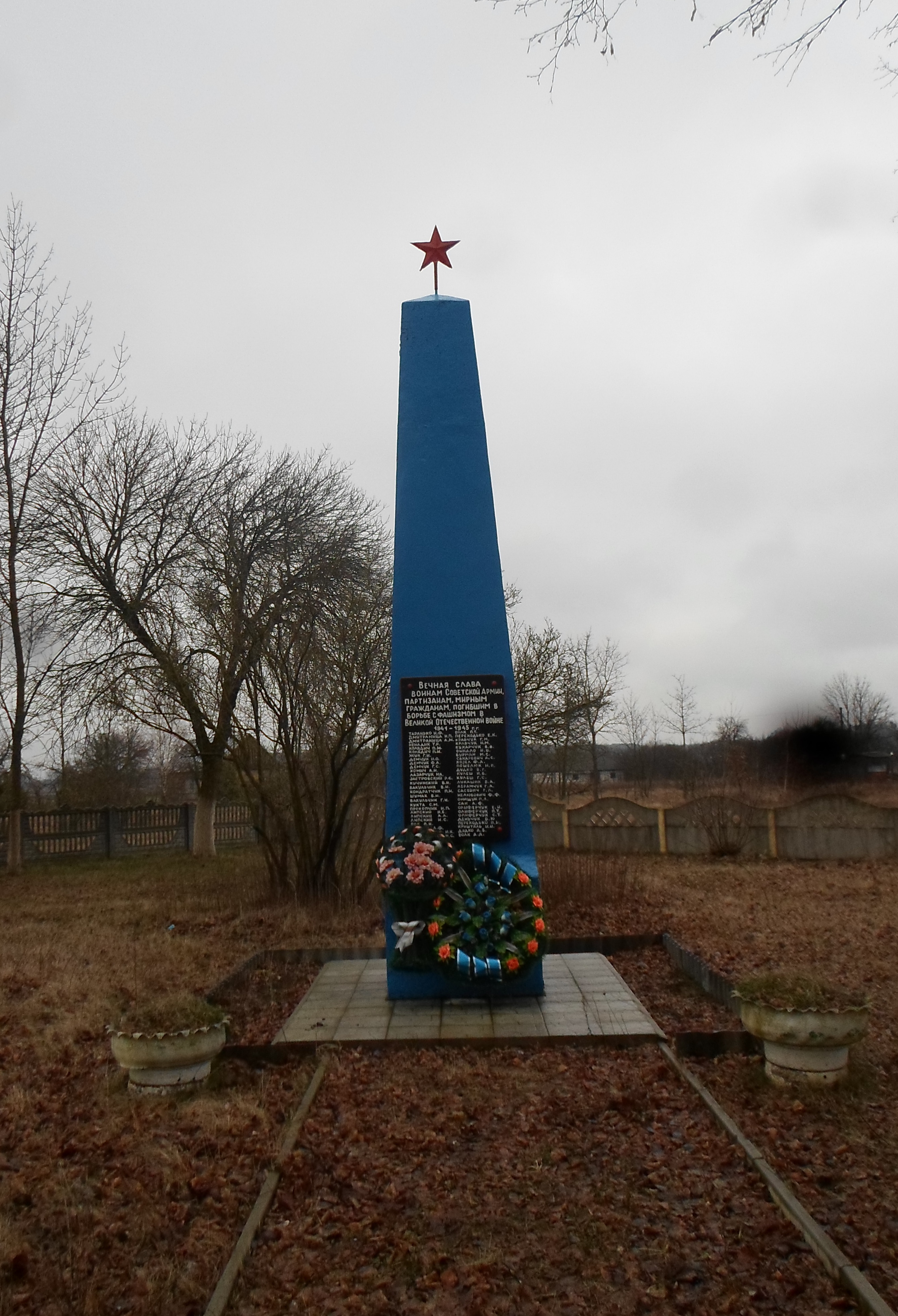 Памятник Воинской Славы землякам, расположенная в д. Полкотичи, Ивановский район, Брестская область