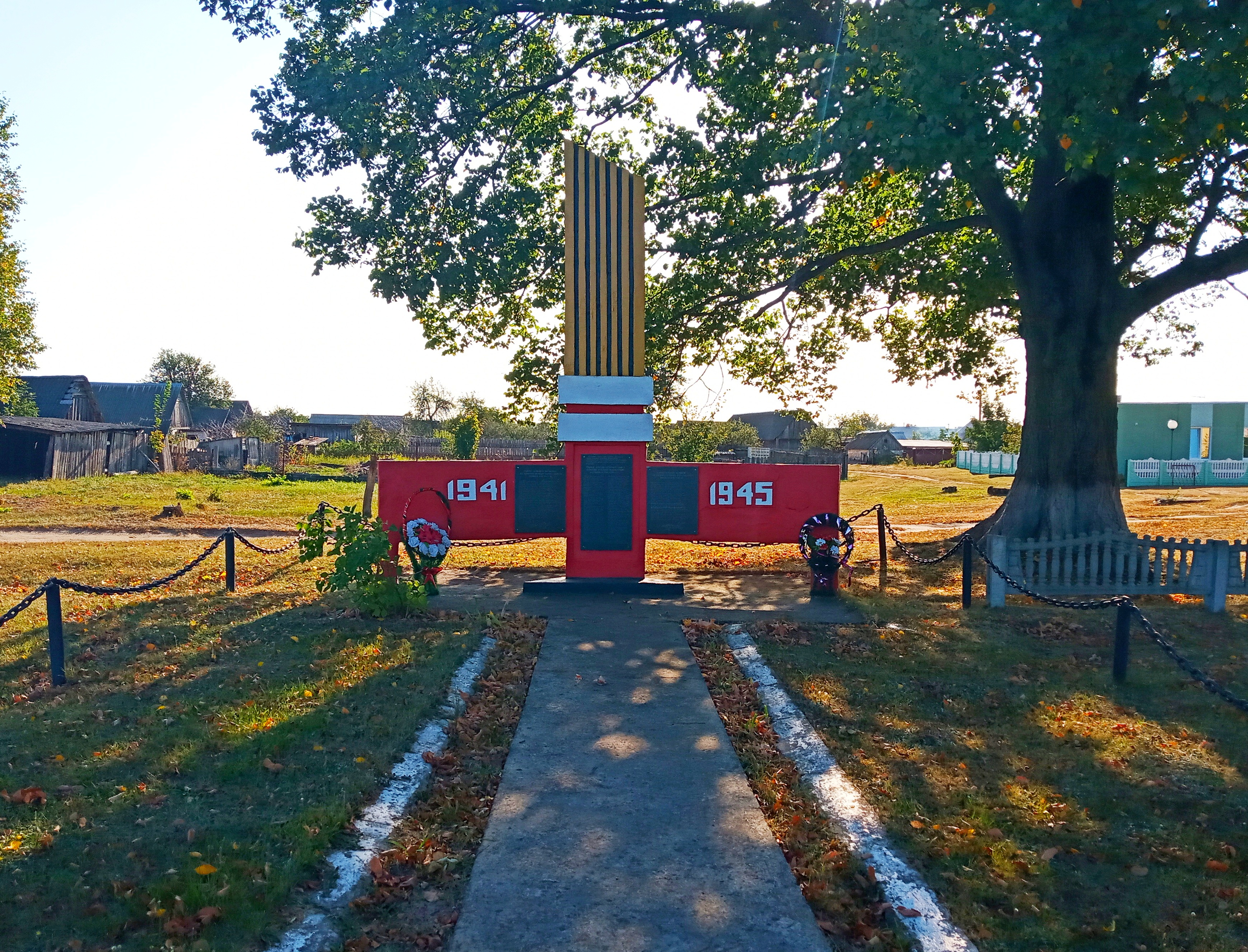 Памятник Погибшим мирным жителям и воинам-землякам, расположенная в аг. Вулька-1, Лунинецкий район, Брестская область
