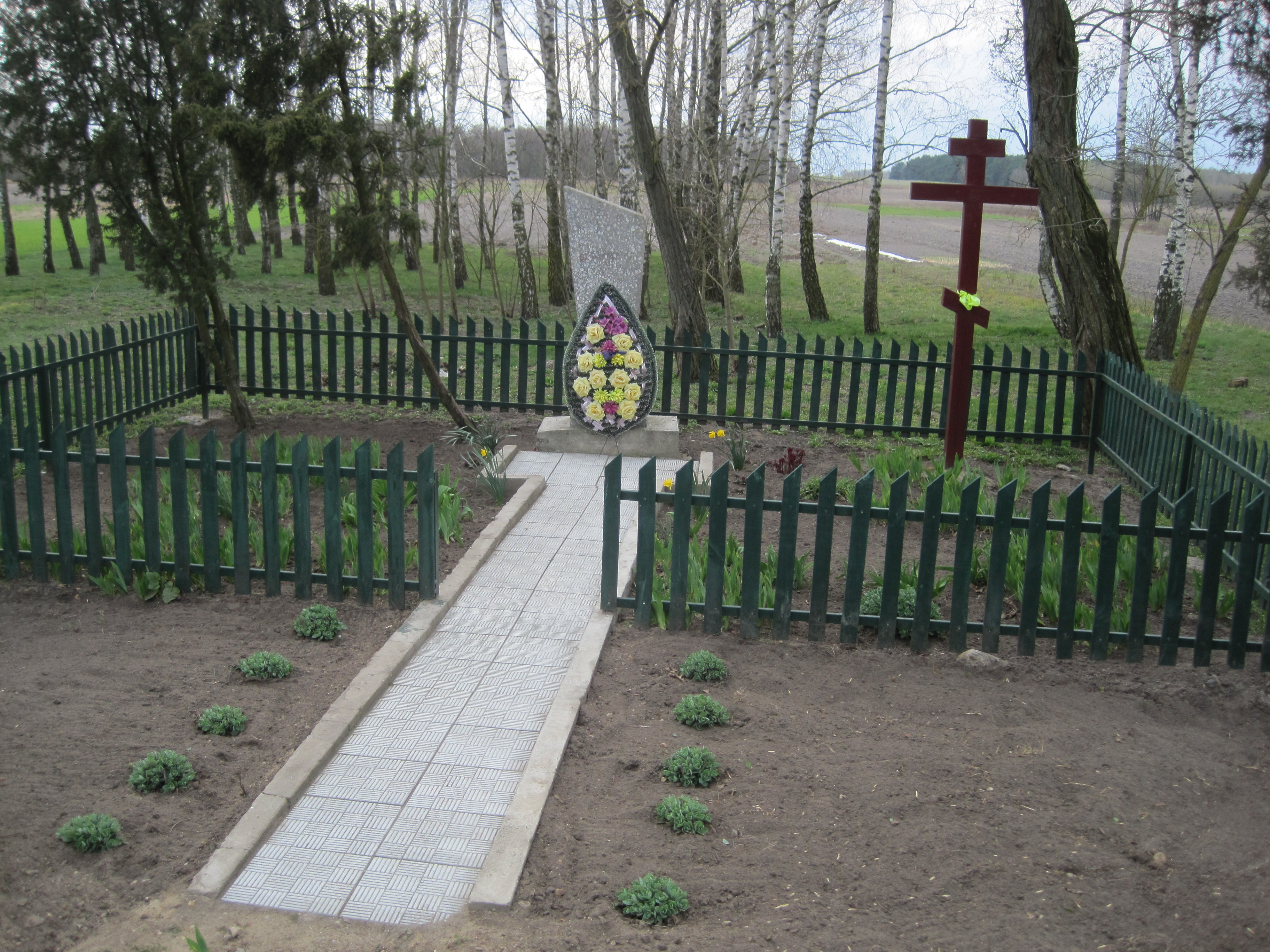 Памятник Погибшим партизанам, расположенная в д. Олешковичи, Каменецкий район, Брестская область