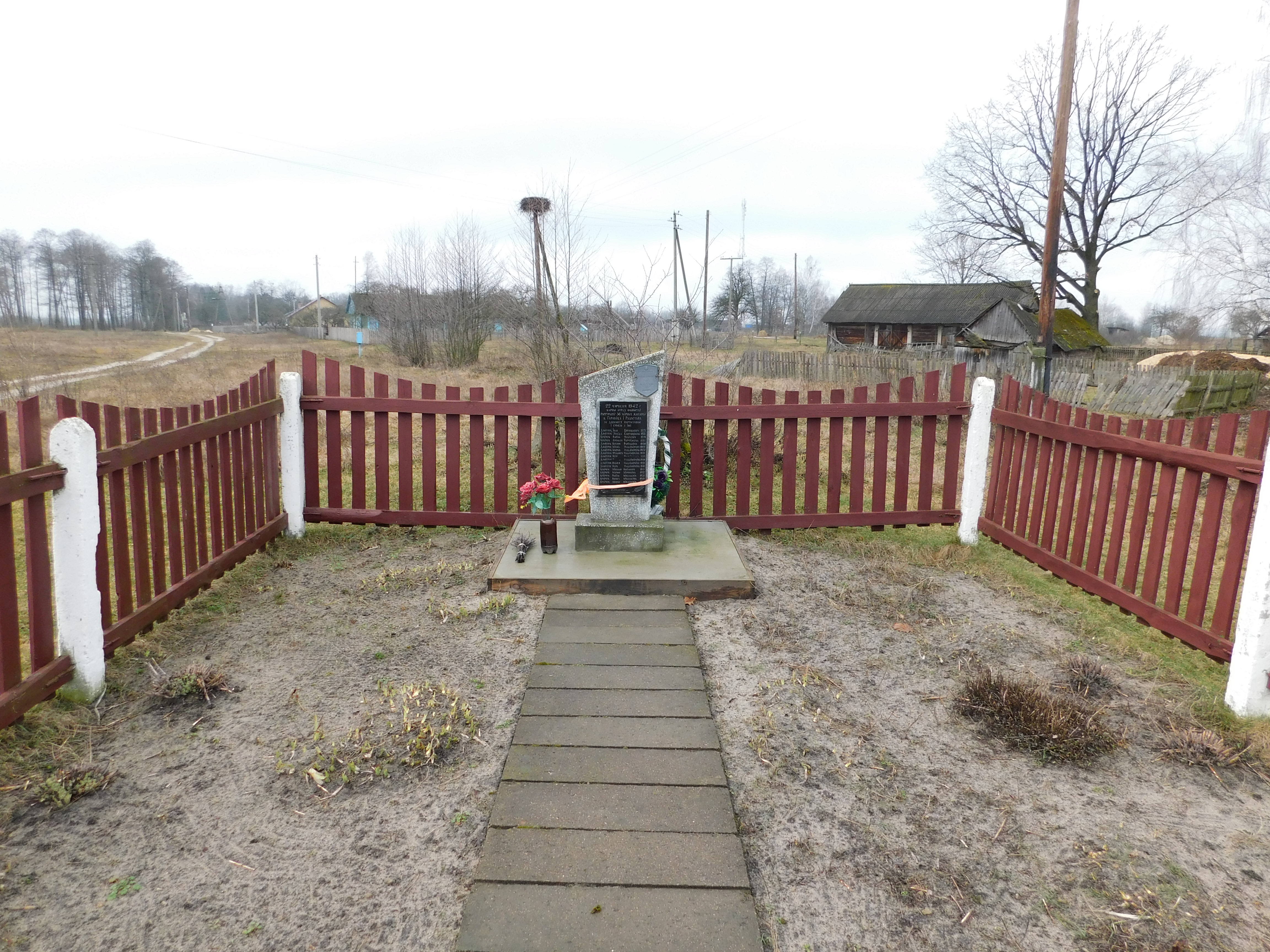 Братская могила, расположенная в д. Горавица, Дрогичинский район, Брестская область