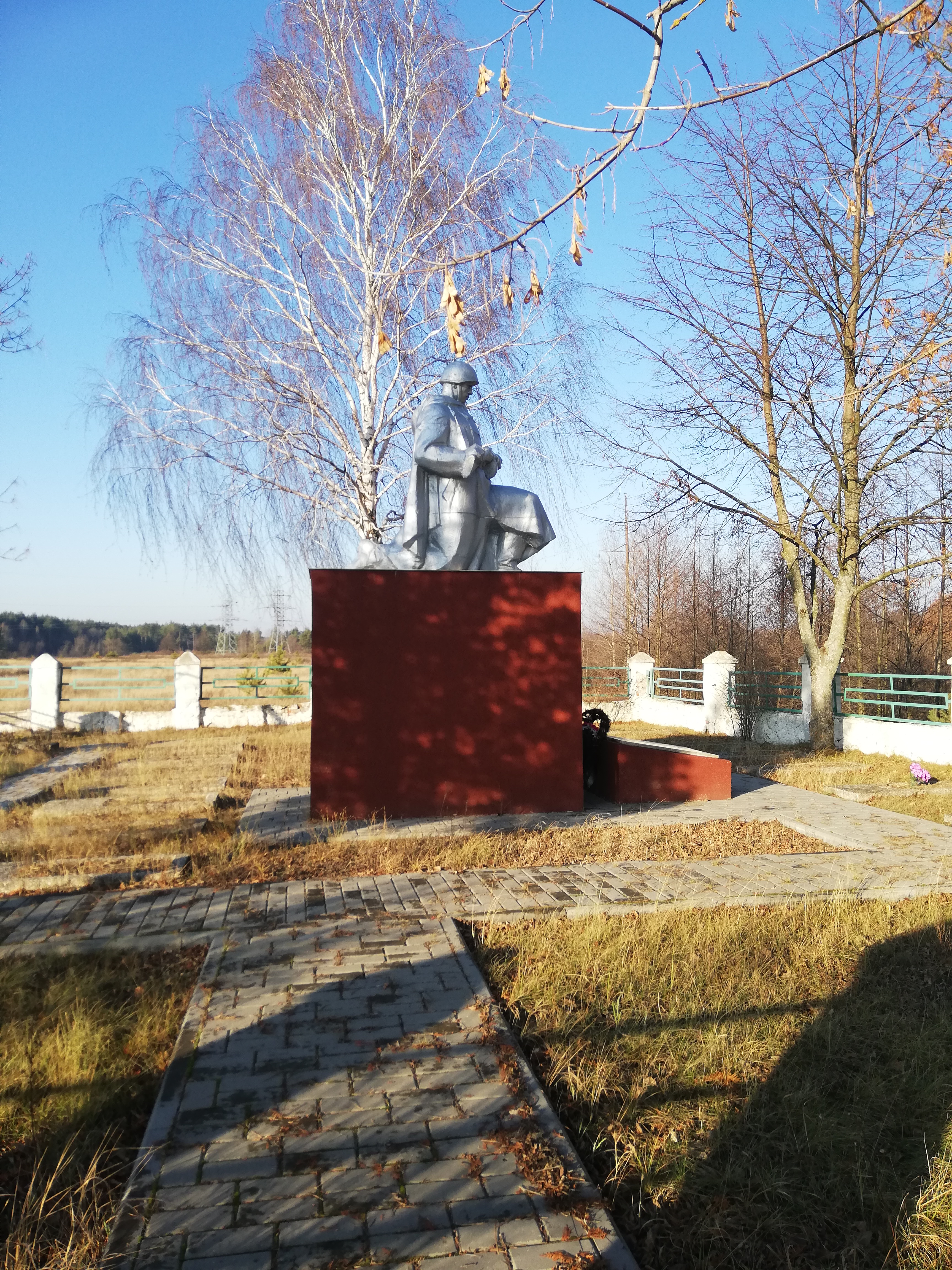 Памятник Скульптура солдата с автоматом, расположенная в г. Добруш, Добрушский район, Гомельская область