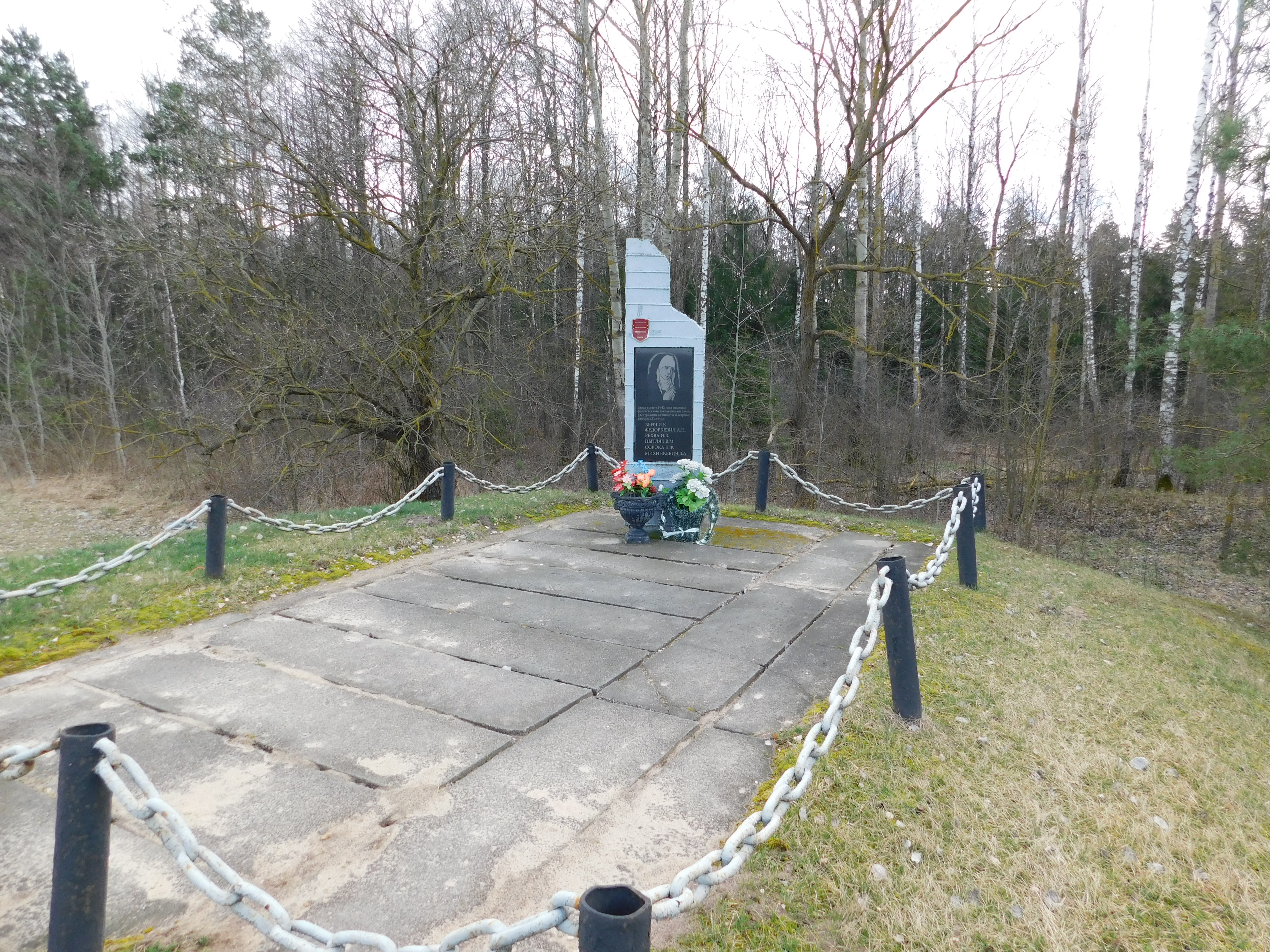 Братская могила, расположенная в д. Яглевичи, Ивацевичский район, Брестская область