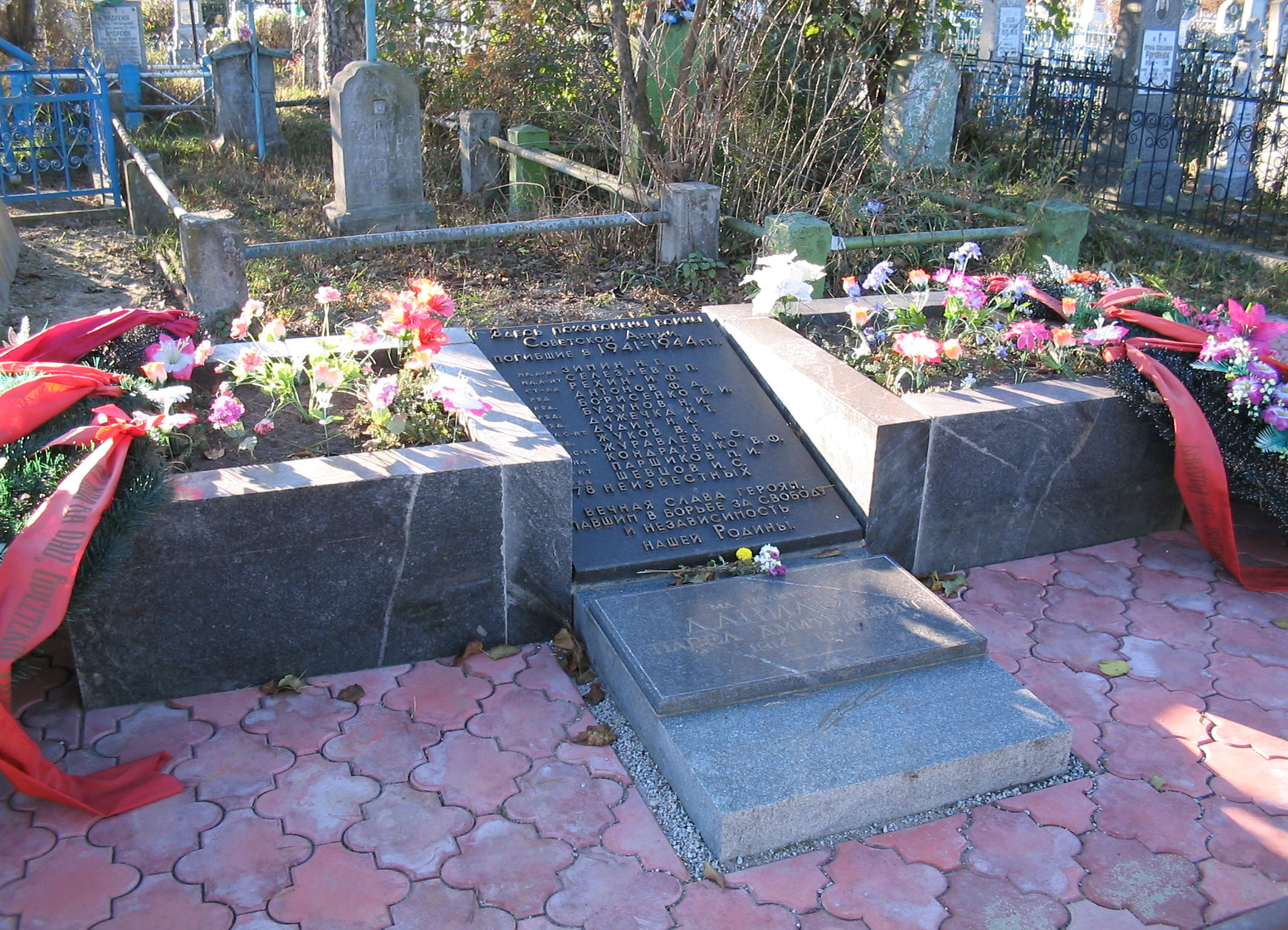 Братская могила 92 жертв войны, расположенная в г. Брест, район, Брестская область
