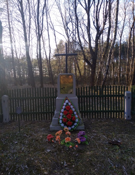 Братская могила, расположенная в д. Лущики, кобринский район, брестская область