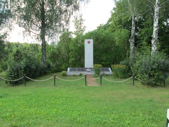 Памятник Землякам, расположенная в д. Полуозерье, Бешенковичский район, Витебская область