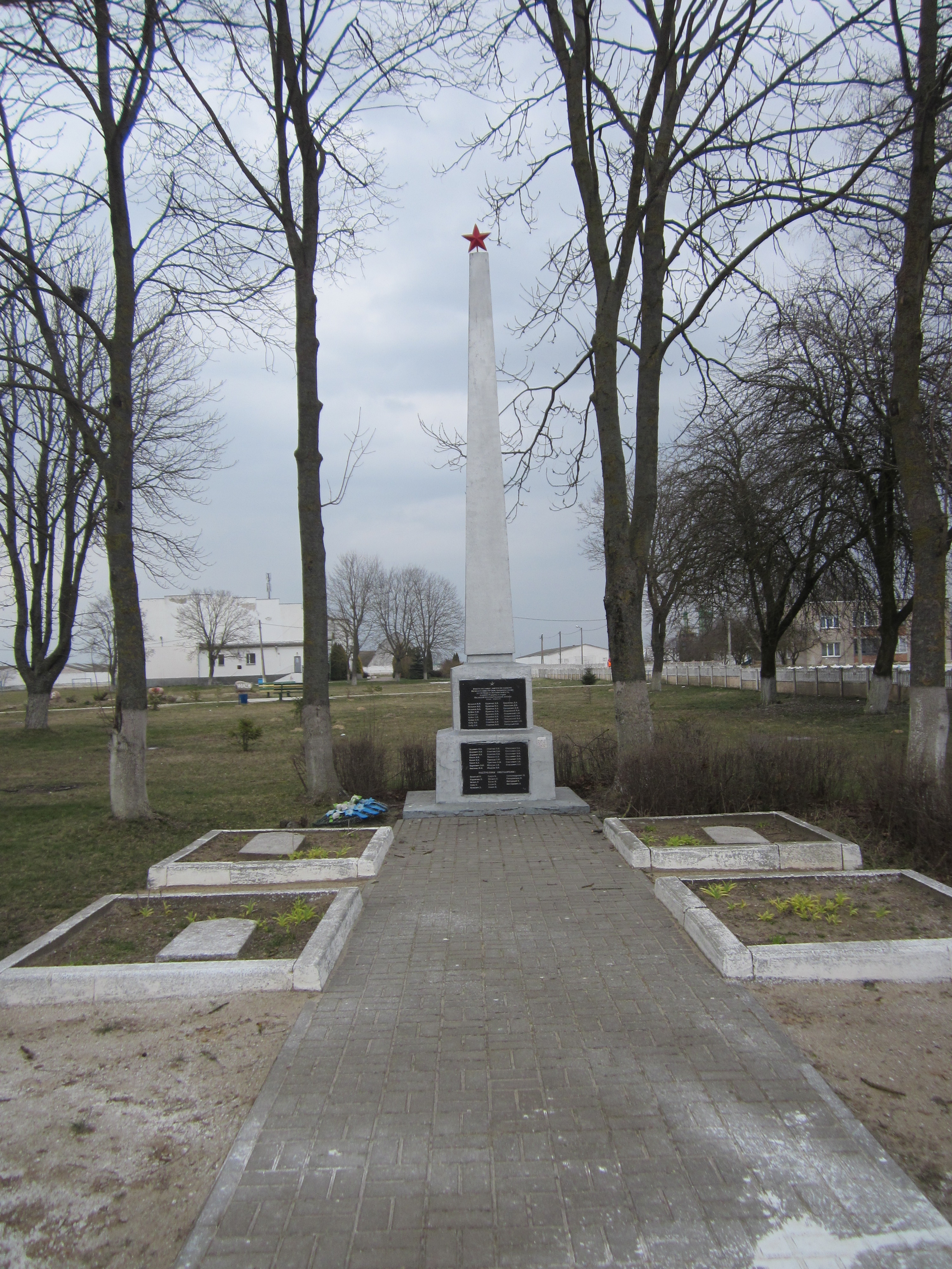 Монумент Землякам, расположенная в аг. Новосёлки, Ляховичский район, Брестская область