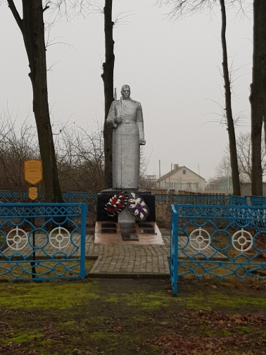 Братская могила, расположенная в д. Красная Слободка, Калинковичский район, Гомельская область