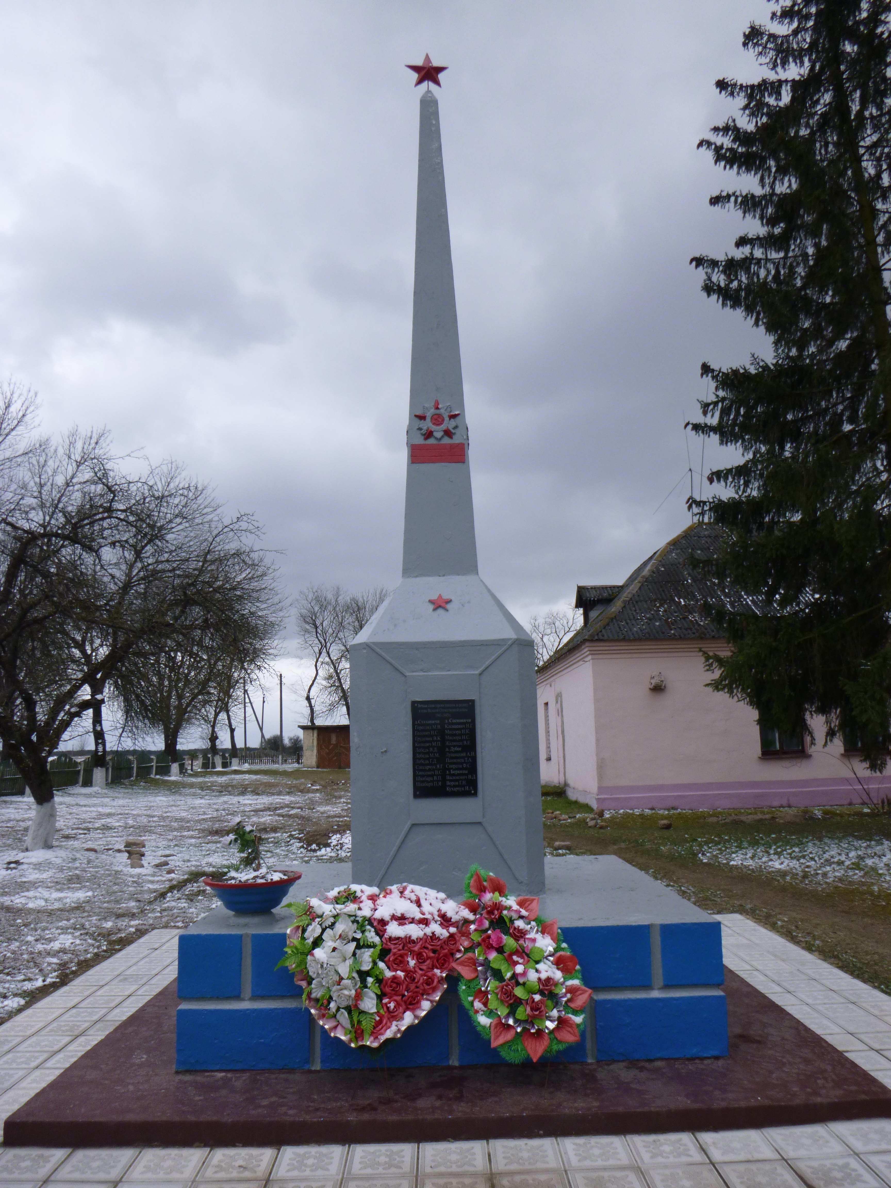 Памятник Землякам, расположенная в д. Дубое, Пинский район, Брестская область