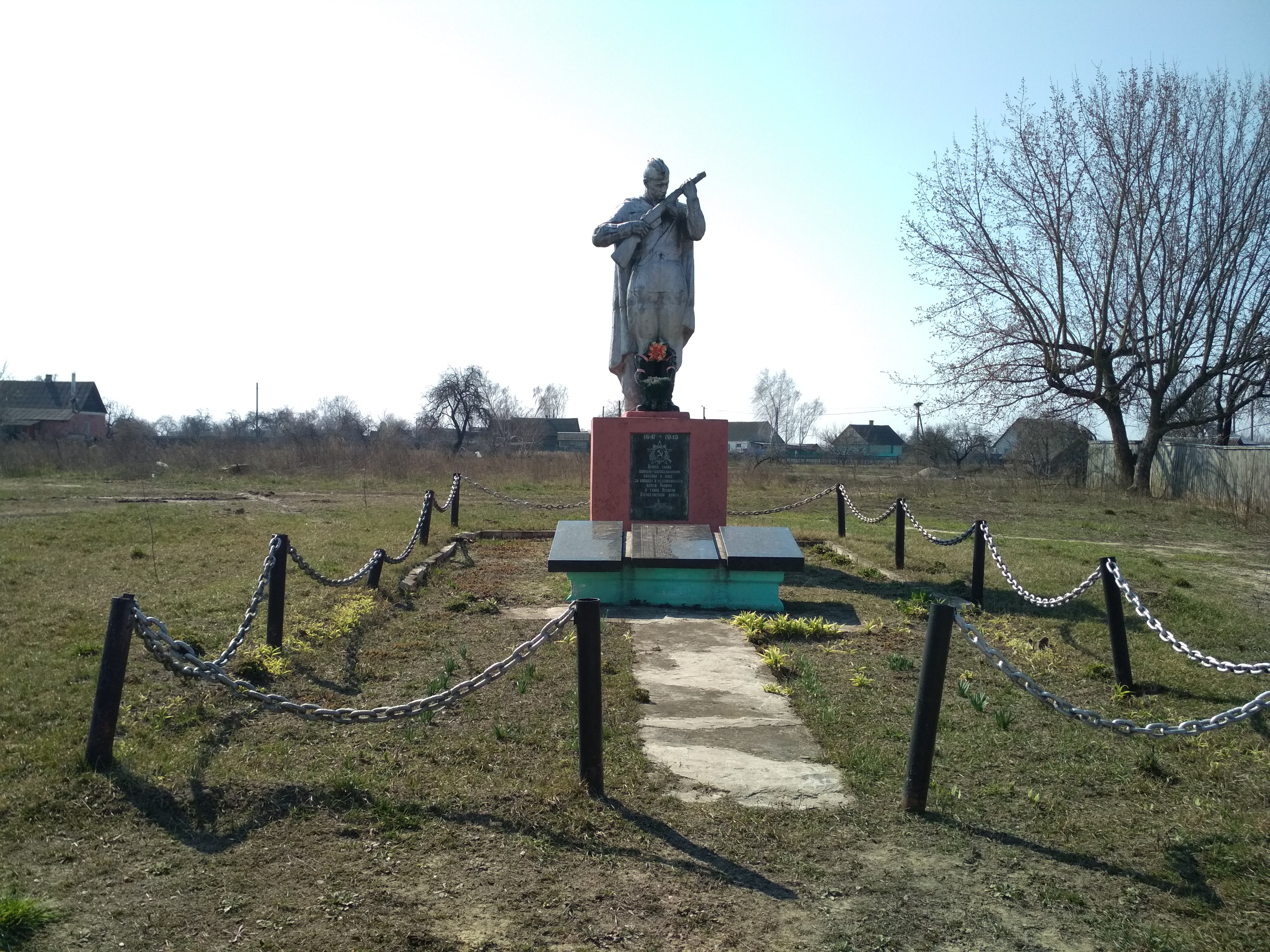 Памятник Землякам, погибшим в Великой Отечественной войне, расположенная в д. Дублин, Брагинский район, Гомельская область
