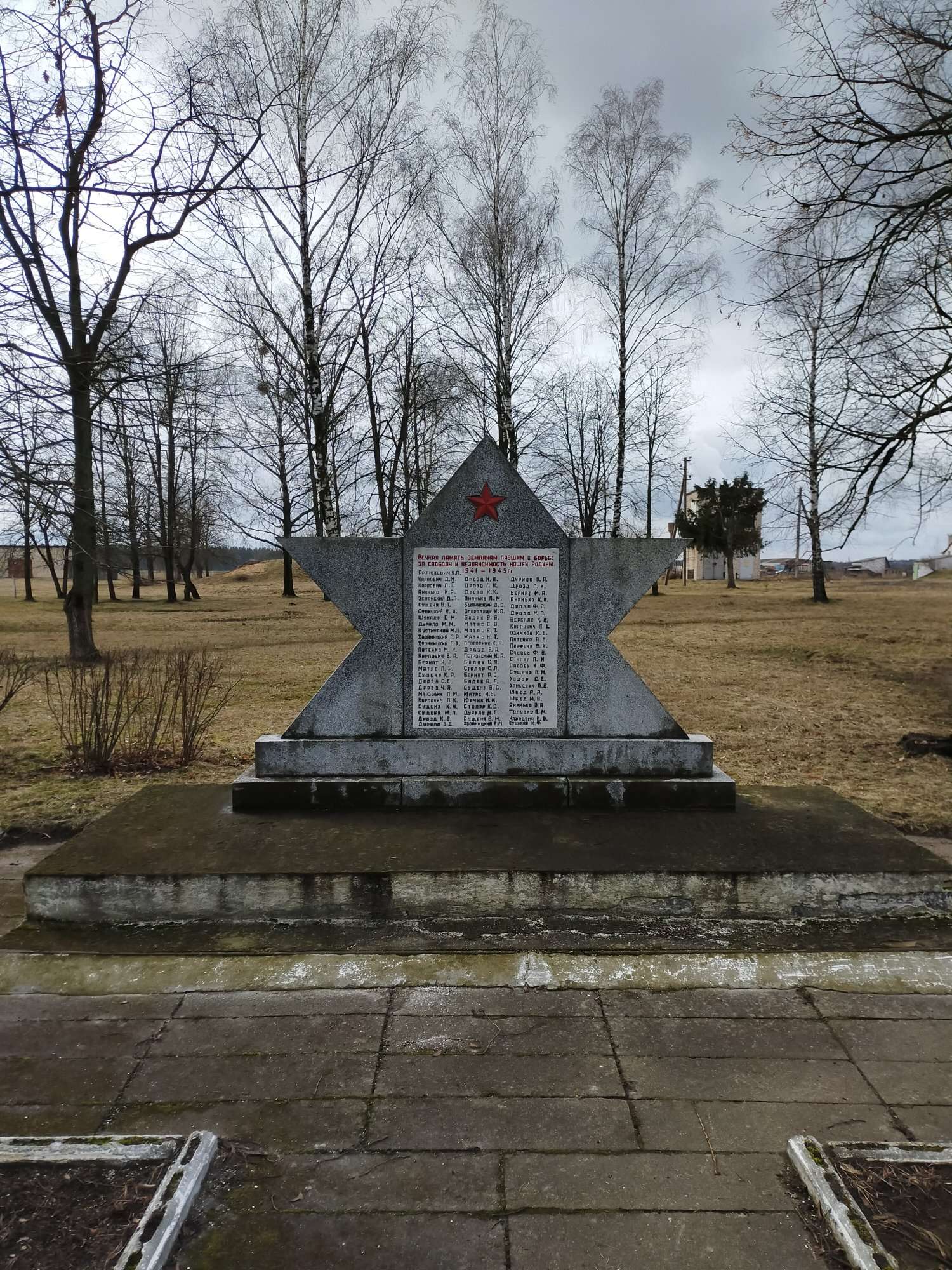 Памятник Землякам, расположенная в д. Великие Луки, Барановичский район, Брестская область