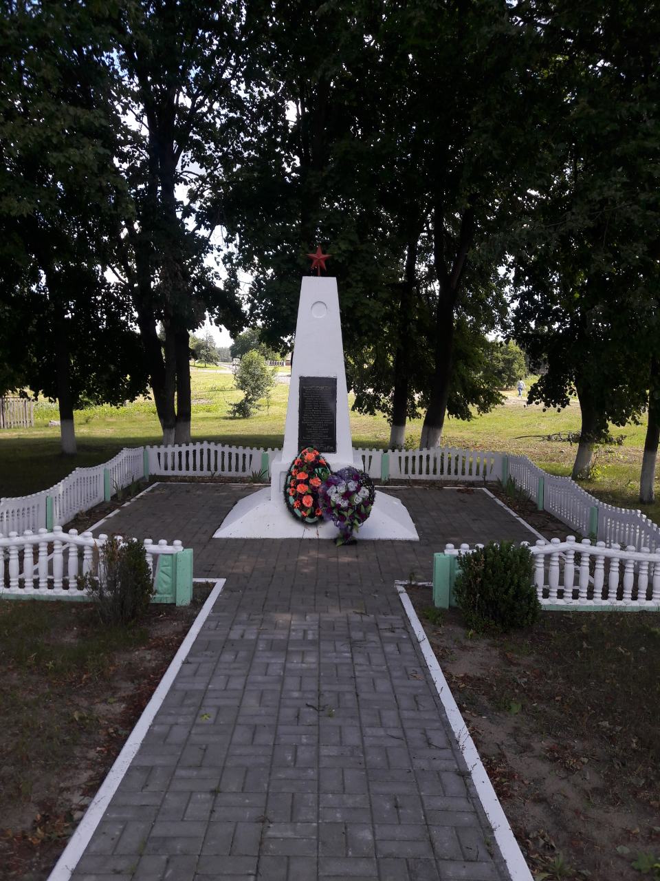 Памятник Погибшим односельчанам, расположенная в д. Бродница, Лунинецкий район, Брестская область
