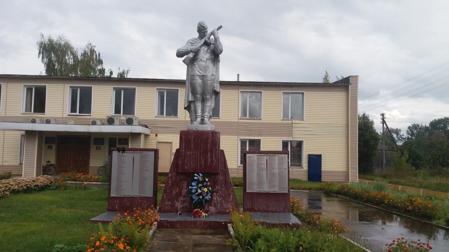Памятник Землякам, расположенная в аг. Ржавка, Бешенковичский район, Витебская область