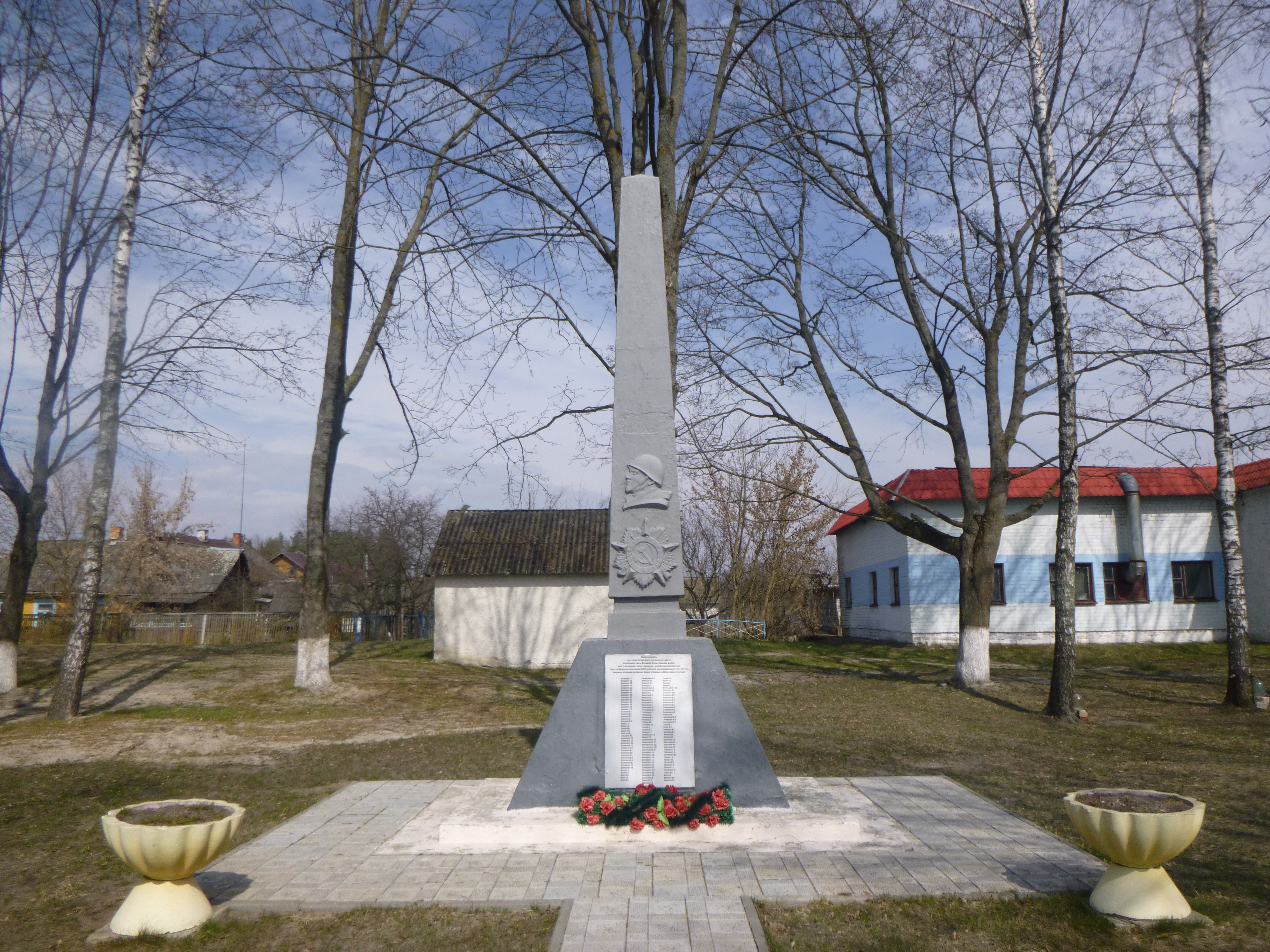 Памятник Землякам, расположенная в д. Погост-Загородский, Пинский район, Брестская область