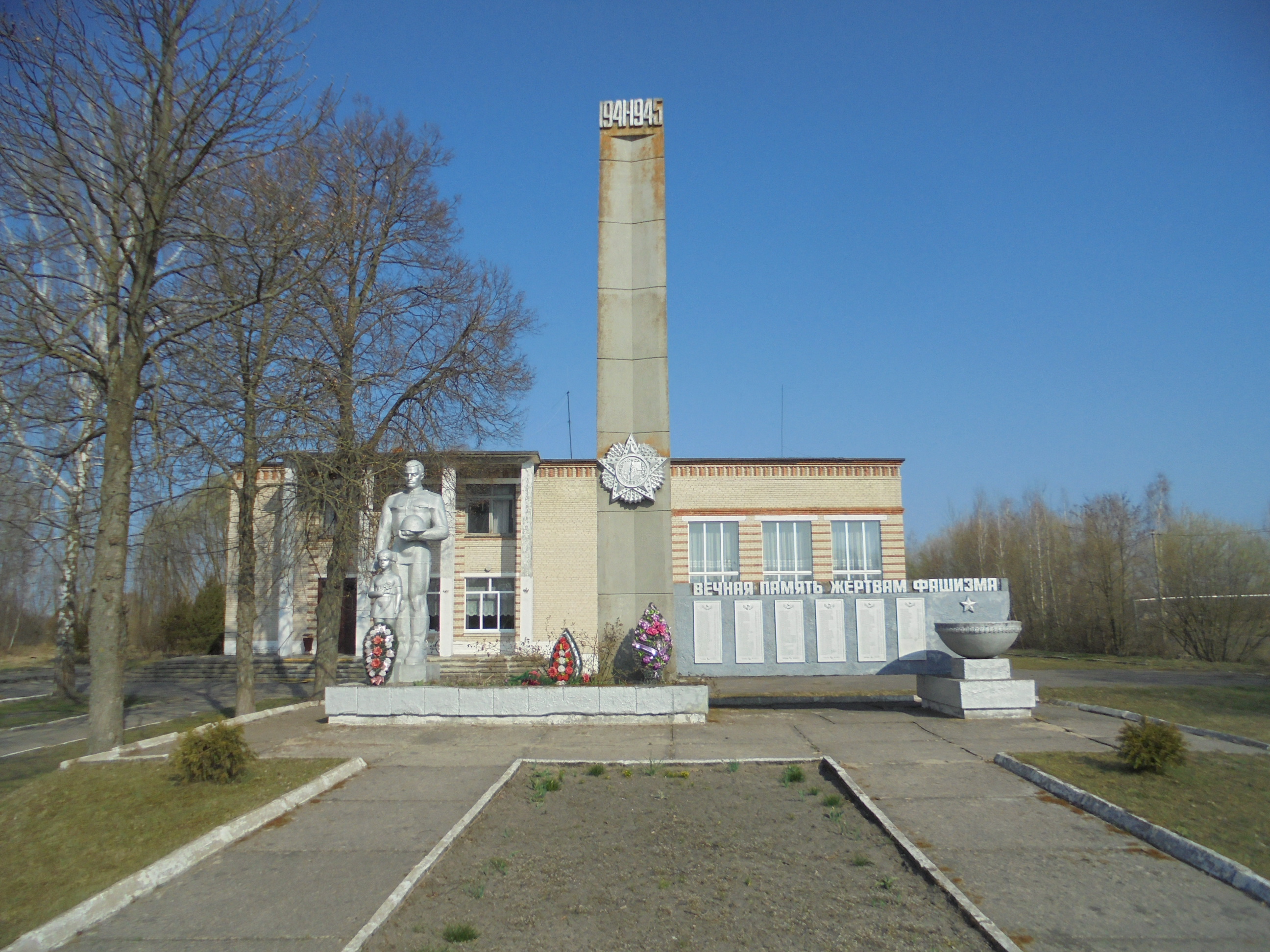 Памятник Землякам, расположенная в Октябрь, Кобринский район, Брестская область