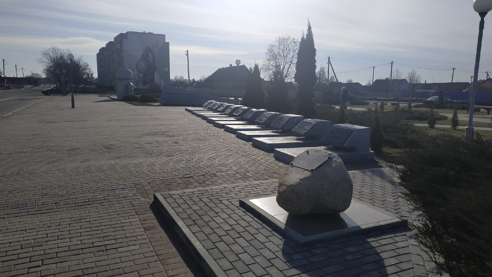 Мемориальный комплекс Погибшим советским активистам, воинам, партизанам и подпольщикам, расположенная в ,  район,  область