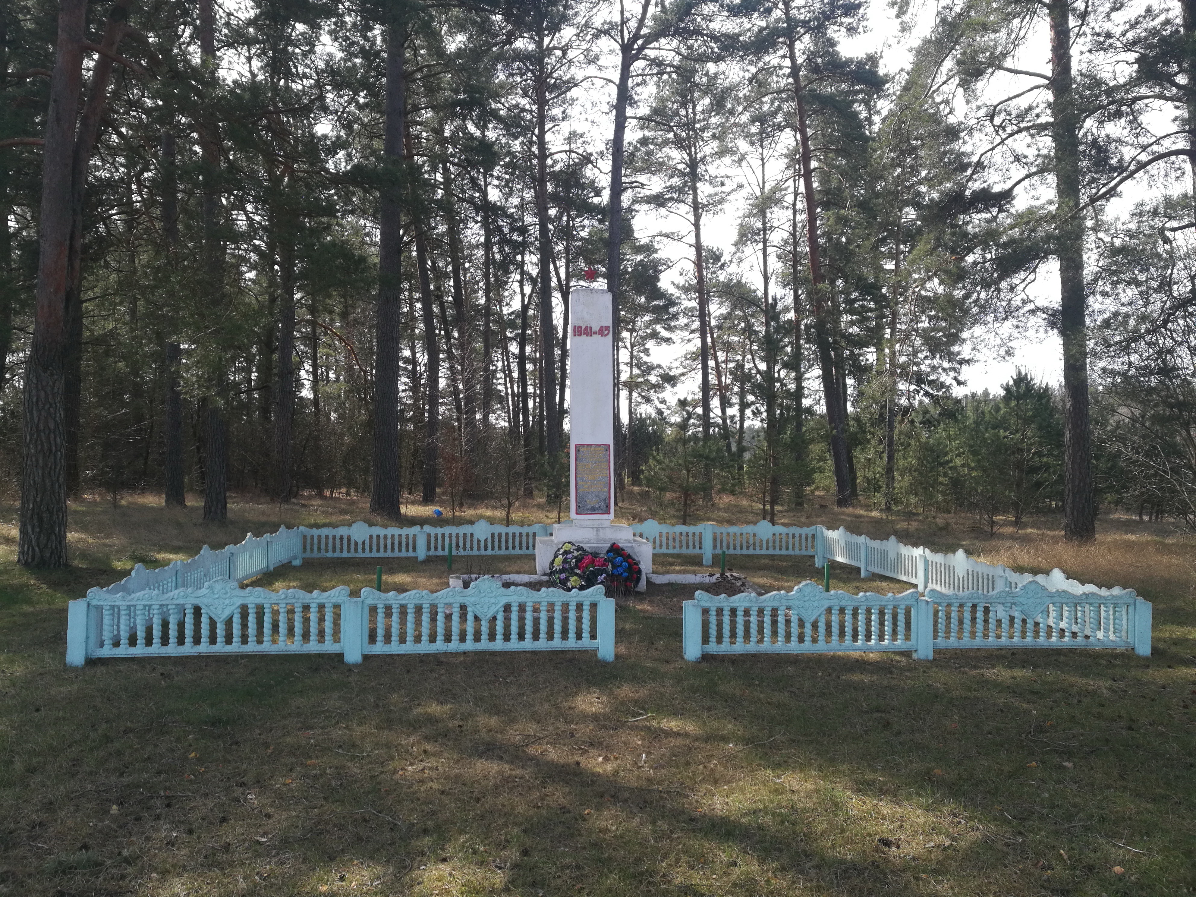 Обелиск На месте массового уничтожения, расположенная в д. Ямично, Барановичский район, Брестская область