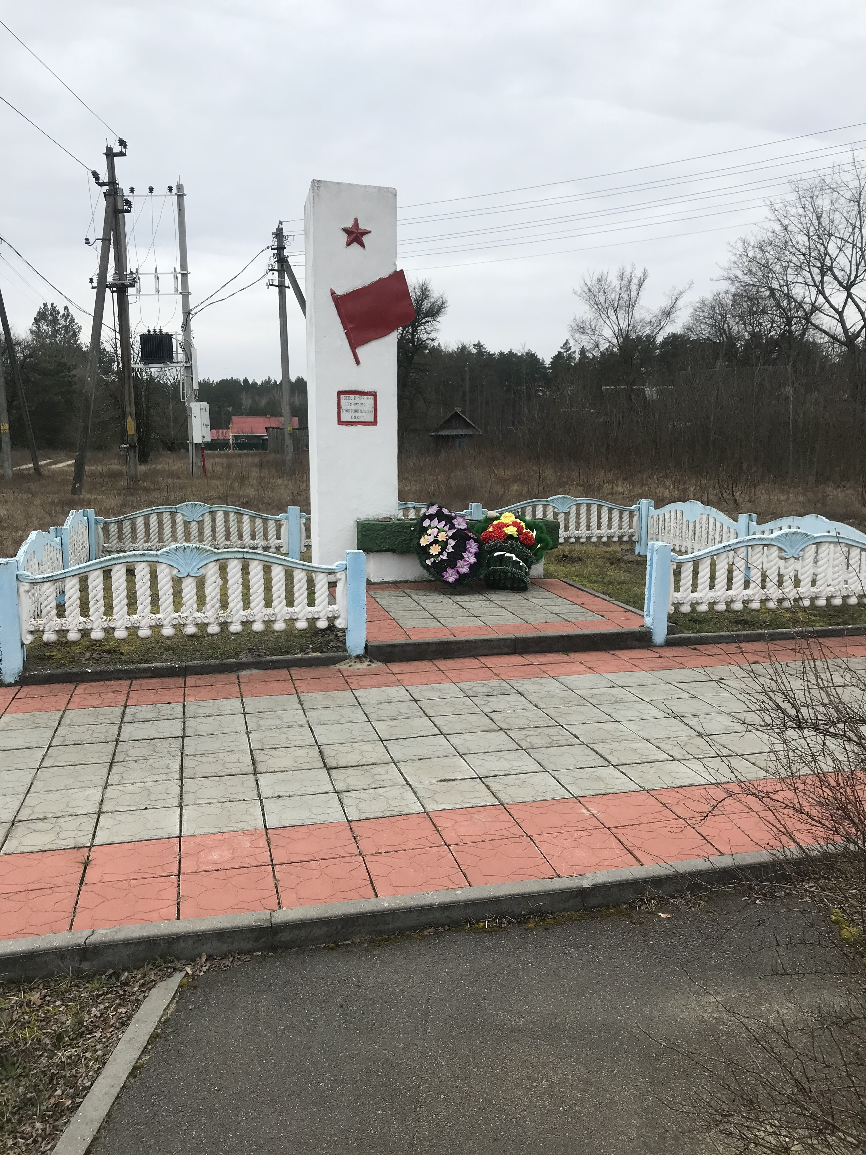 Памятник В честь деятельности подпольного сельского Совета депутатов, расположенная в д. Колено, Ивановский район, Брестская область