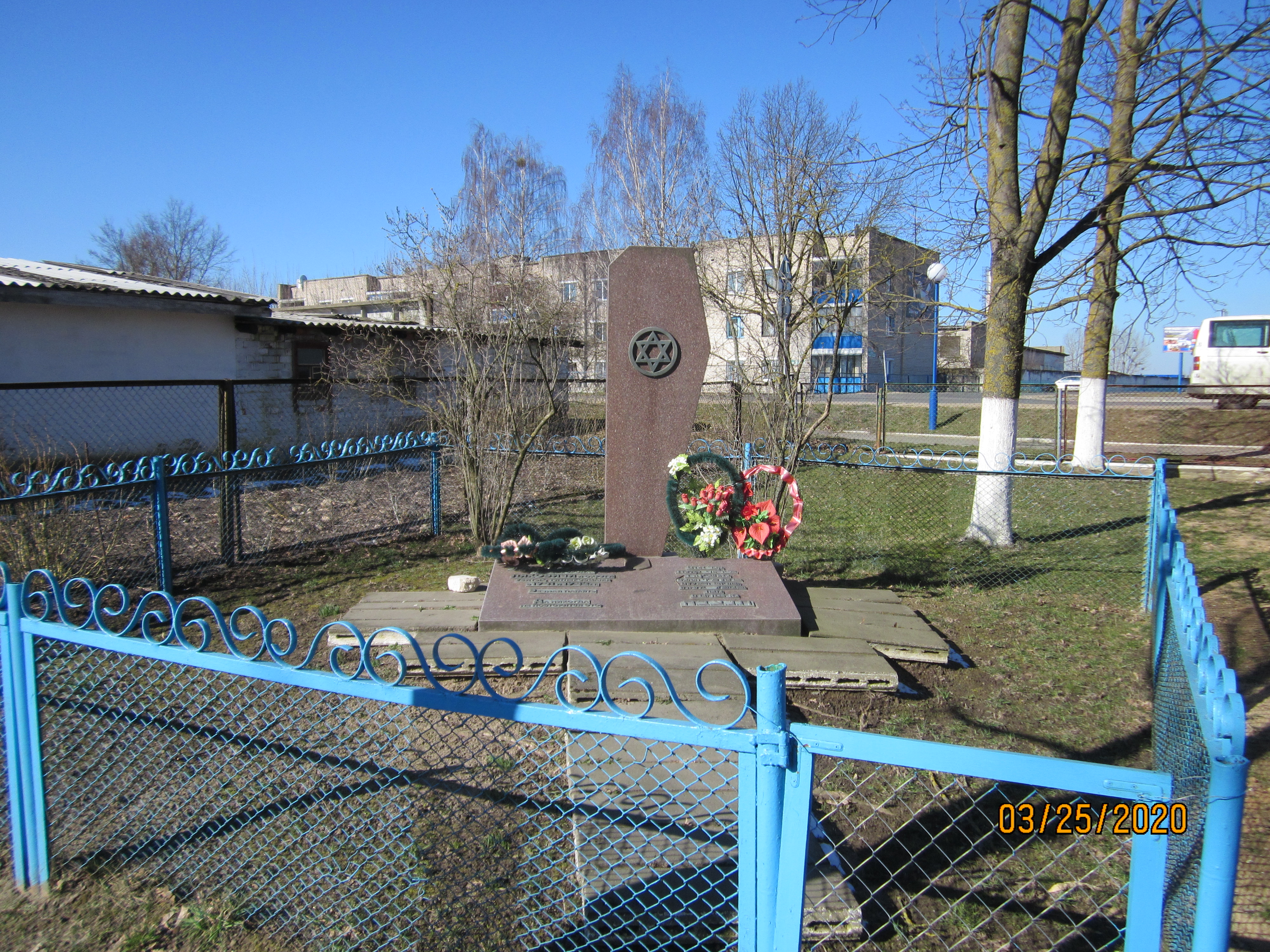 Монумент На месте массового захоронения жертв войны, расположенная в г. Ляховичи, Ляховичский район, Брестская область
