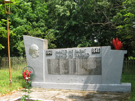 Памятник Землякам, расположенная в д. Большие Круговичи, Ганцевичский район, Брестская область