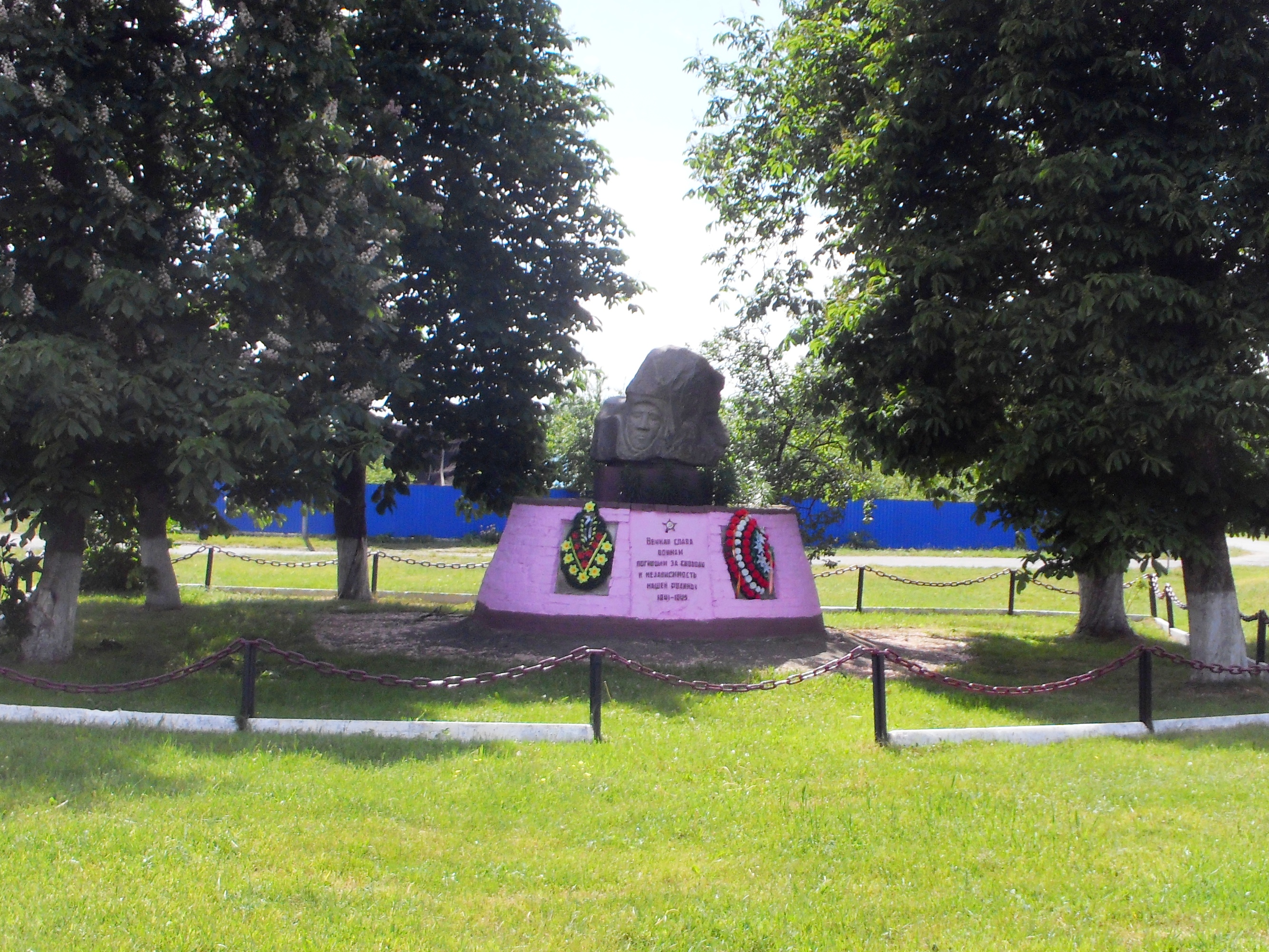 Памятник Память землякам, расположенная в аг. Синкевичи, Лунинецкий район, Брестская область