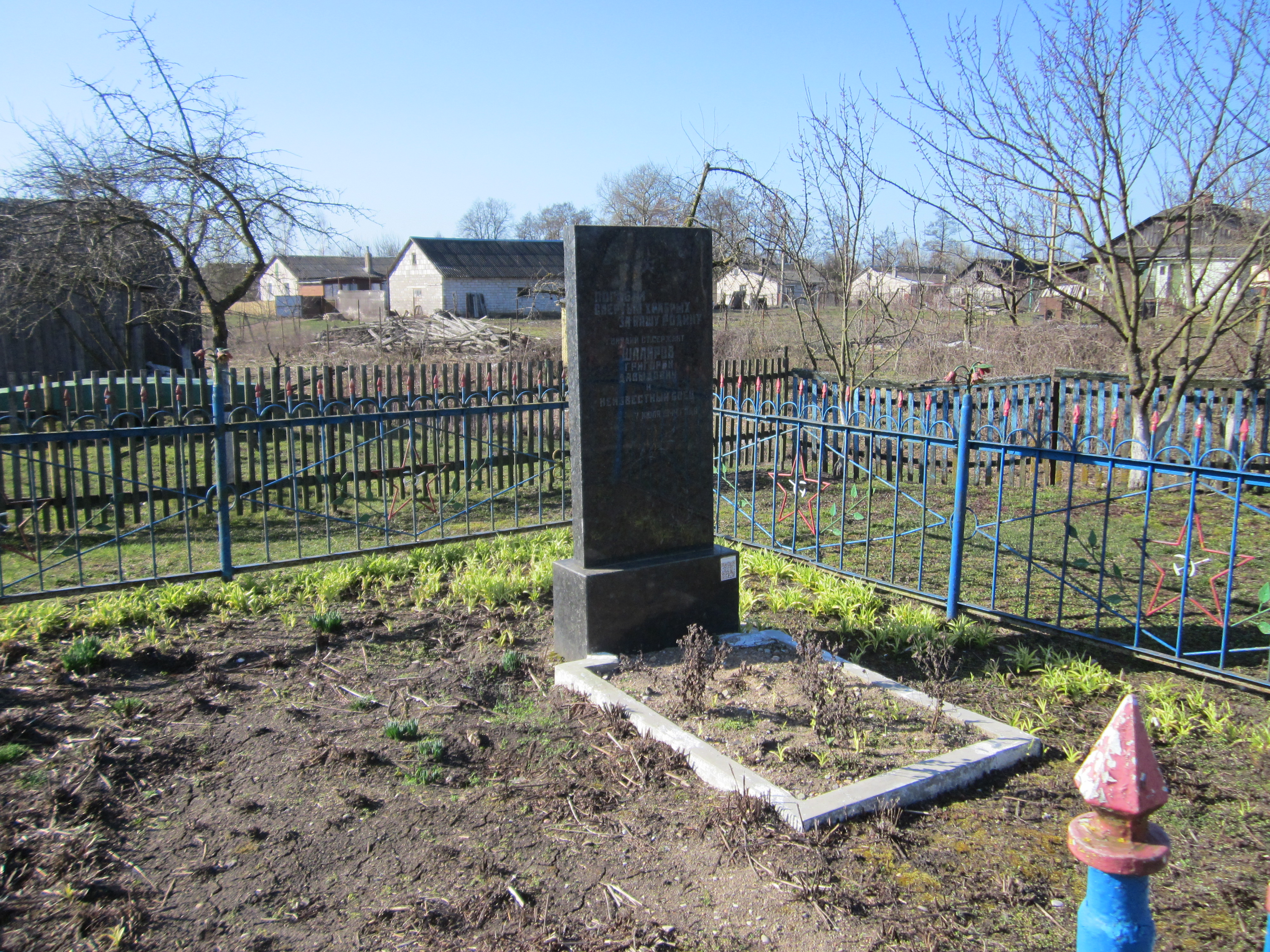 Братская могила Советских воинов, расположенная в д. Адаховщина, Ляховичский район, Брестская область