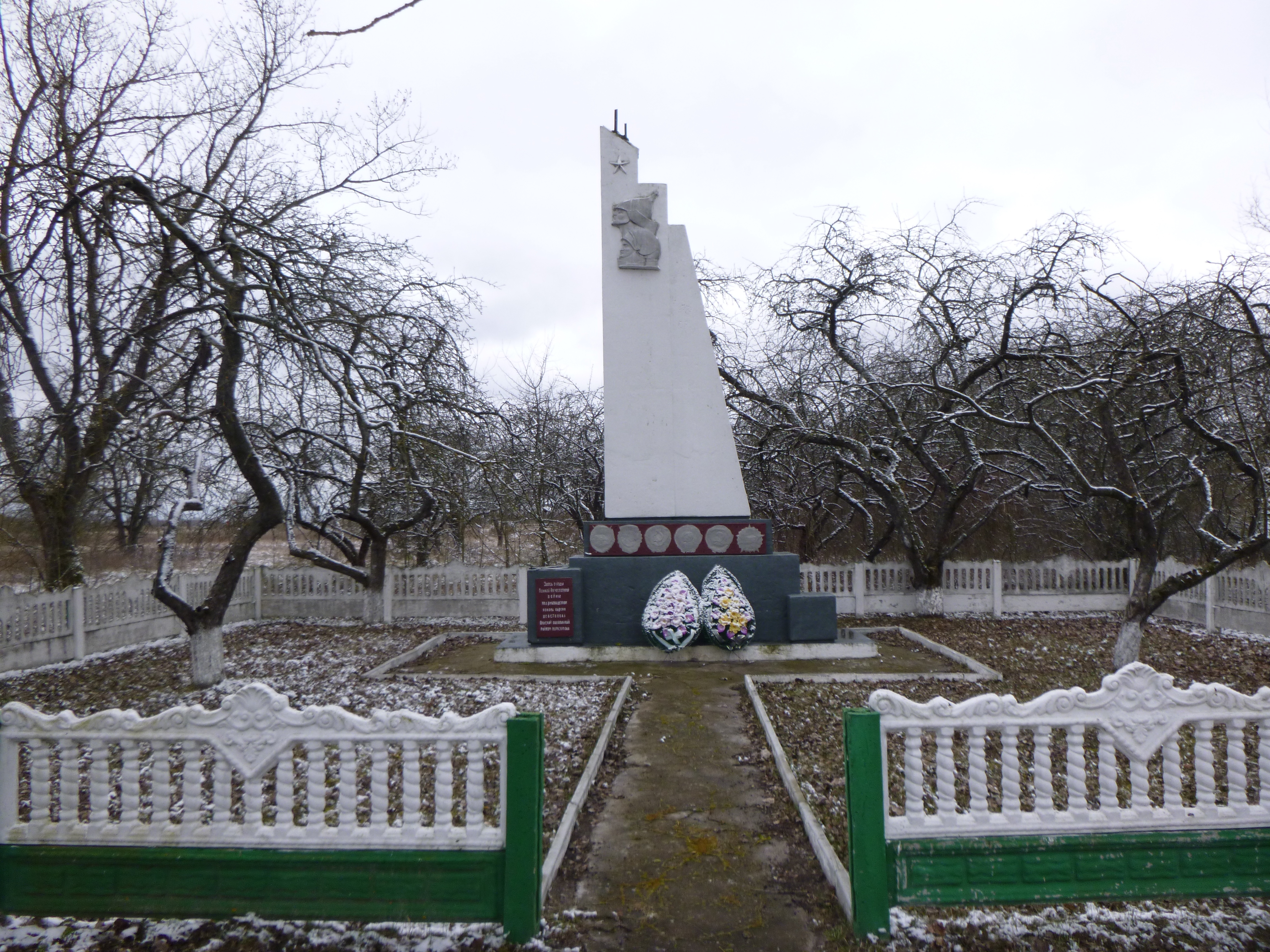 Памятник Землякам, расположенная в д. Площево, Пинский район, Брестская область