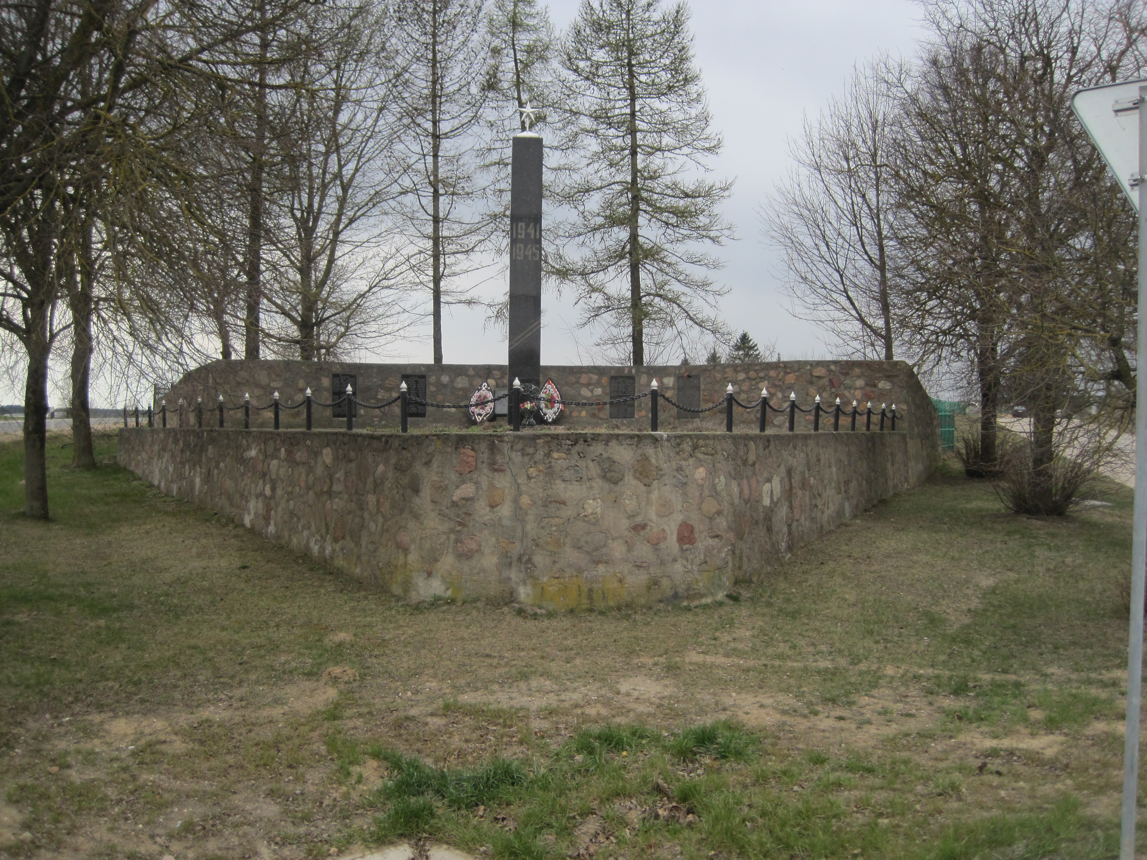 Памятник Погибшим землякам, расположенная в д. Николаево, Каменецкий район, Брестская область